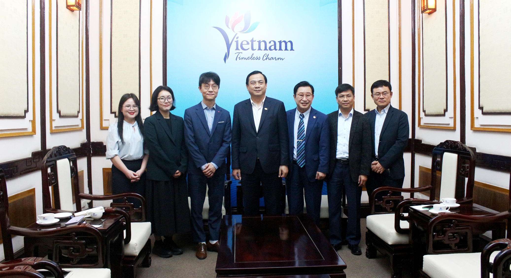 Tổng Giám đốc Lotte World Việt Nam Lee Hae Yeol chụp ảnh lưu niệm cùng đại diện Cục Du lịch Quốc gia Việt Nam